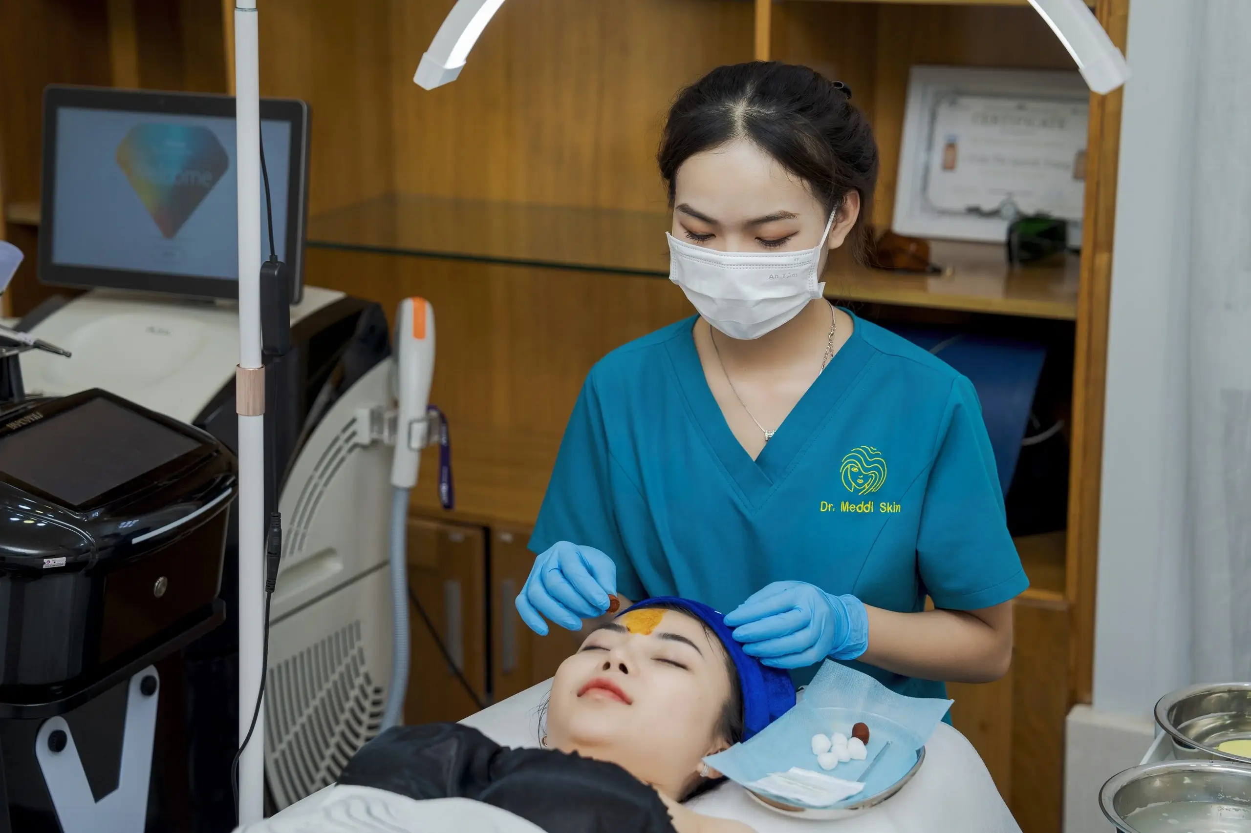 KỸ THUẬT VIÊN THỰC HIỆN CÁC BƯỚC FACIAL CƠ BẢN